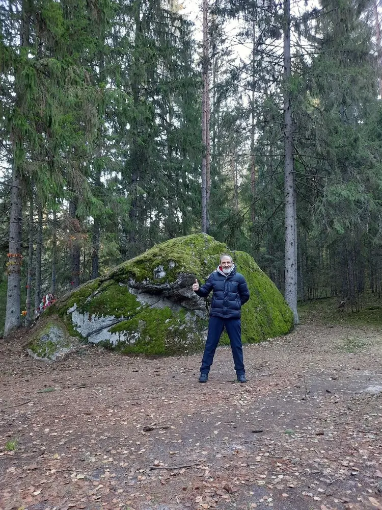 Андрей Левшинов в лесу у валуна